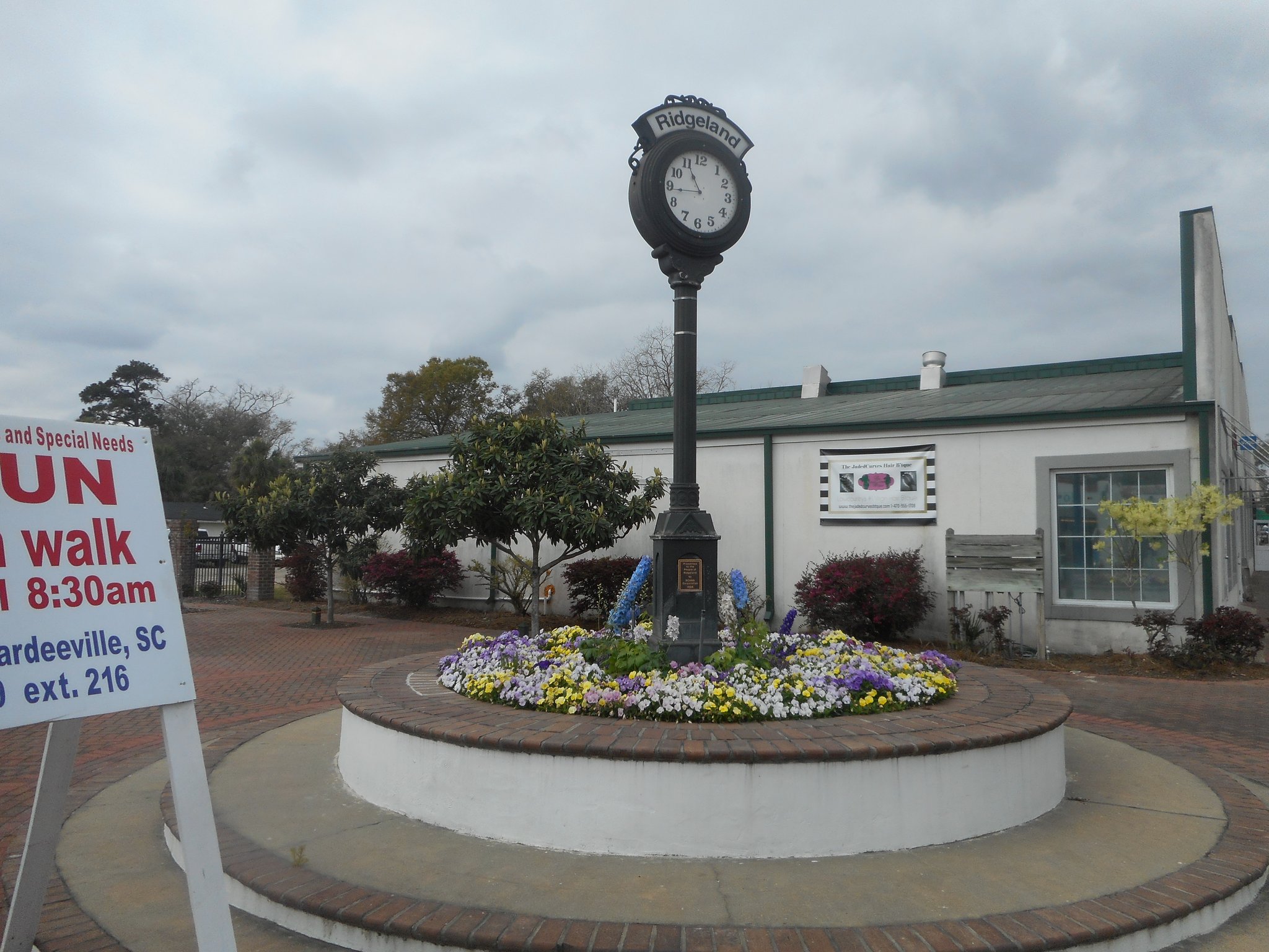 Street clock at the U.S. 17 and U.S. 278 town-center junction in Ridgeland, South Carolina.