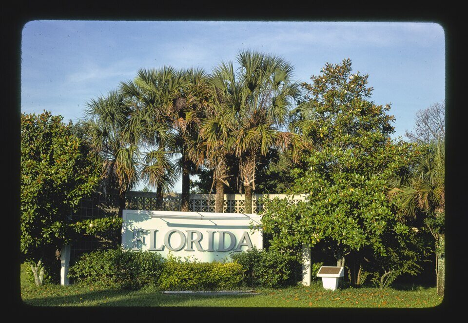 Historic 1979 U.S. Route 17 roadside sign scene in Yulee, Florida.